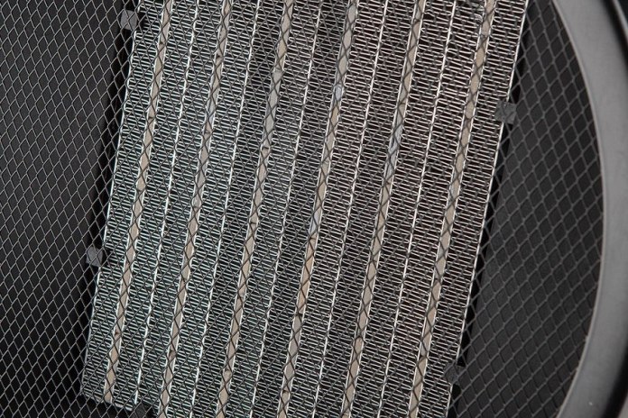 Ceramiczny element PTC zapewnia wydajność i energooszczędność.